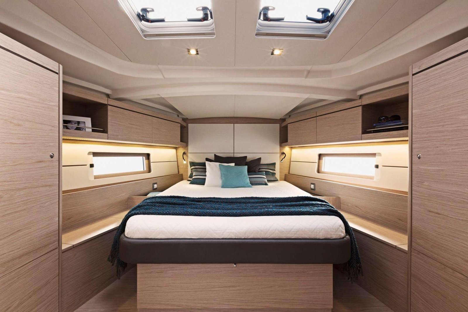 Oceanis 46.1 front cabin